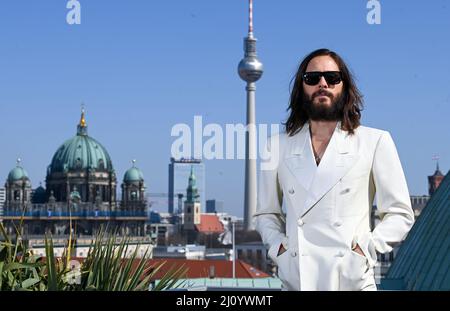 Berlin, Allemagne. 21st mars 2022. L'acteur AMÉRICAIN Jared Leto se tient sur la terrasse du toit de l'Hôtel de Rome lors d'une séance photo pour la projection du film 'Morbius'. Dans 'Morbius', Jared Lito incarne un antihéros dans l'univers de Marvel. Le film sera sorti le 31 mars. Credit: Jens Kalaene/dpa-Zentralbild/dpa/Alay Live News Banque D'Images