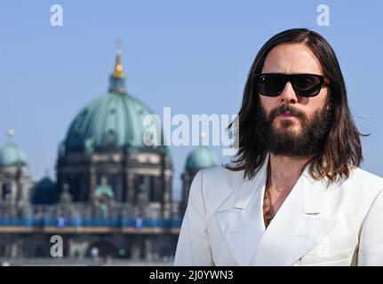 Berlin, Allemagne. 21st mars 2022. L'acteur AMÉRICAIN Jared Leto se tient sur la terrasse du toit de l'Hôtel de Rome lors d'une séance photo pour la projection du film 'Morbius'. Dans 'Morbius', Jared Lito incarne un antihéros dans l'univers de Marvel. Le film sera sorti le 31 mars. Credit: Jens Kalaene/dpa-Zentralbild/dpa/Alay Live News Banque D'Images