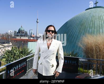 Berlin, Allemagne. 21st mars 2022. L'acteur AMÉRICAIN Jared Leto se tient sur la terrasse du toit de l'Hôtel de Rome lors d'une séance photo pour la projection du film 'Morbius'. Dans 'Morbius', Jared Lito incarne un antihéros dans l'univers de Marvel. Le film sera sorti le 31 mars. Credit: Jens Kalaene/dpa-Zentralbild/dpa/Alay Live News Banque D'Images