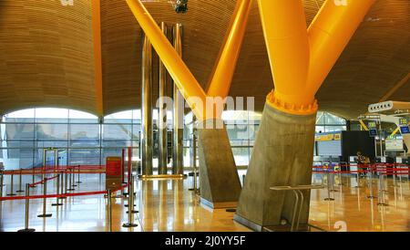 Détail des colonnes de soutien dans le couloir intérieur de l'aéroport Madrid-Barajas T4, Espagne, Europe Banque D'Images