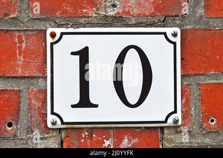 Plaque blanche portant le numéro de maison, indiquant le numéro dix Banque D'Images