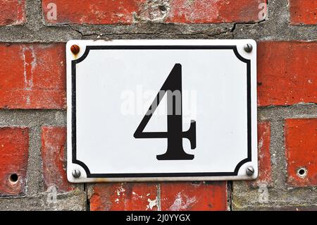 Plaque blanche portant le numéro de maison, indiquant le numéro quatre Banque D'Images