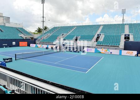 MIAMI GARDENS, FL - MARS 20: Une vue sur le site ouvert de Miami 2022 révéler court de tennis au Hard Rock Stadium présenté par Itaú le 20 mars 2022 à Miami Gardens, Floride. L'Open de Miami 2022 dévoilera les éléments que les fans peuvent s'attendre à apprécier tandis que le tournoi se prépare à accueillir les fans du monde entier. (Photo de JL/Sipa USA) Banque D'Images