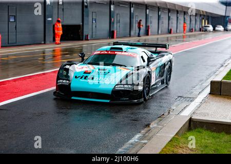 Oliver Tancogne pilotant son Bleu, 2000, Saleen S7R, lors de la séance de qualification pour la course Masters Endurance Legends au Silverstone Classic Banque D'Images