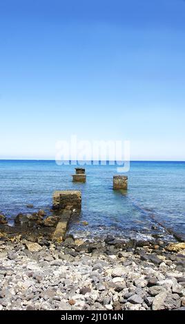 Mur de jutting sur la plage à Arrecife, Lanzarote, îles Canaries, Espagne, Europe Banque D'Images