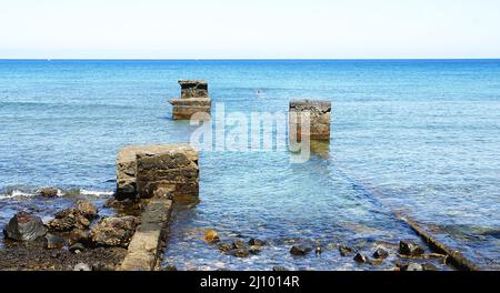 Mur de jutting sur la plage à Arrecife, Lanzarote, îles Canaries, Espagne, Europe Banque D'Images