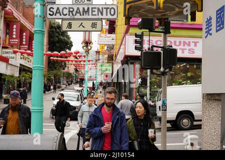 (220321) -- SAN FRANCISCO, 21 mars 2022 (Xinhua) -- des gens visitent la ville chinoise de San Francisco, Californie, États-Unis, le 19 mars 2022. (Xinhua/Wu Xiaoling) Banque D'Images