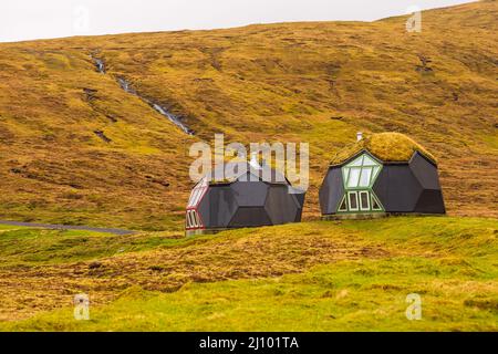 Un igloo géométrique à gazon moderne et étrange près du petit village de Kvivik, sur l'île de Streymoy. Îles Féroé, Danemark. Banque D'Images