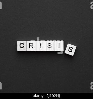 Vue de dessus Crisis Word écrit cubes en bois Banque D'Images