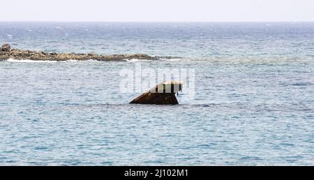 Bateau abandonné et ancré dans le port de Los Mármoles après une clôture, Arrecife, Lanzarote, îles Canaries, Espagne, Europe Banque D'Images