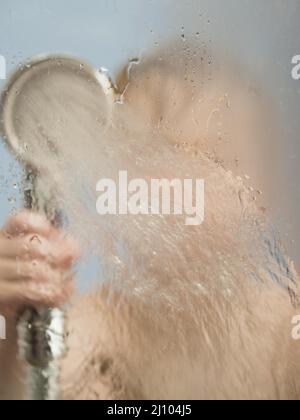 Garçon avec bonnet de douche Banque D'Images