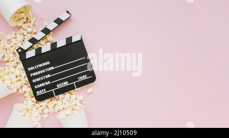 Vue de dessus de la clapperboard de cinéma avec pop-corn Banque D'Images