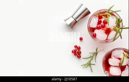 Vue de dessus vodka canneberge verres avec espace de glace Banque D'Images