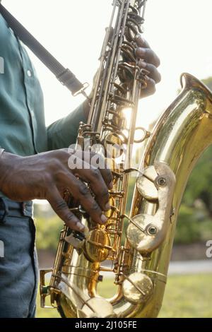 Homme célébrant la journée internationale de jazz Banque D'Images