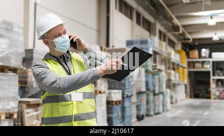 Homme de taille moyenne portant un masque Banque D'Images