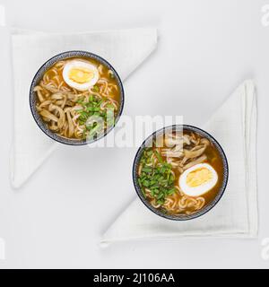 Vue de dessus des bols de ramen Banque D'Images