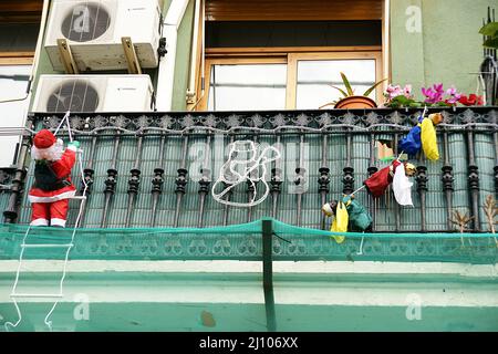 Le Père Noël escalade un balcon à la Riera de Gasia, Tarragones, Tarragone, Catalunya, Espagne, Europe Banque D'Images