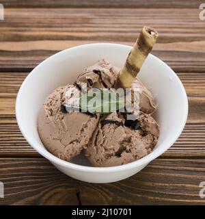 Bol décoré de glace au chocolat Banque D'Images