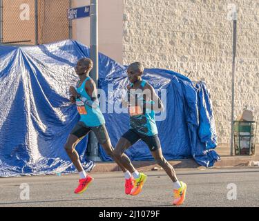 Los Angeles, CA, USA - 20 mars 2022 : John Korir (1), coureur kenyan, participe au Marathon annuel de Los Angeles de 37th à Los Angeles, CA. Banque D'Images