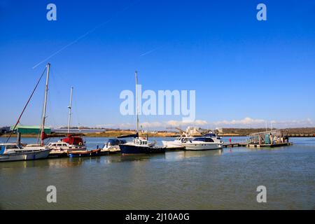 Embarcation de plaisance, bateaux, yachts amarrés sur la rivière Medway, Chatham, Kent, Angleterre Banque D'Images