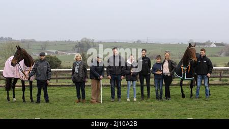 Rachael Blackmore avec Henry de Bromhead et le cheval gagnant de la coupe d'or, A plus tard, Champion Hhurdle Winner Honeysuckle avec les parents de Henry Harry et Sally, la femme Heather et les enfants Mia et Jack lors de l'événement de retour à Henry Henry Henry de Bromhead's Training Yard, Knocken, Co. Waterford. Date de la photo: Lundi 21 mars 2022. Banque D'Images