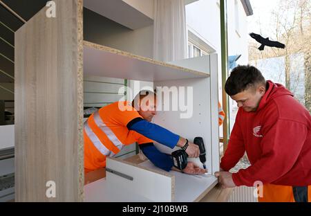 Jena, Allemagne. 21st mars 2022. Des ouvriers de Kommunal Service Jena assemblent des meubles de cuisine dans un abri pour les réfugiés ukrainiens à Jena-Zwätzen. Environ 800 000 réfugiés sont actuellement arrivés à Jena. Un hébergement partagé a déjà été mis à disposition à Jena. Credit: Martin Schutt/dpa-Zentralbild/dpa/Alay Live News Banque D'Images