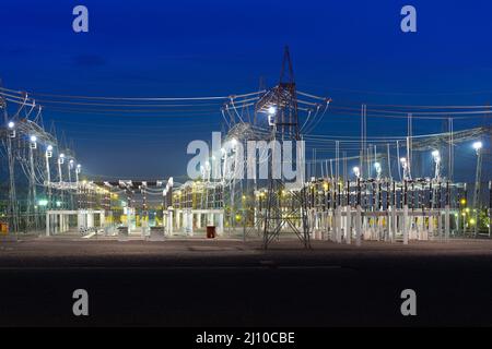 Vue sur une sous-station électrique la nuit Banque D'Images