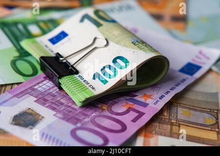 Euro en papeterie clip sur les billets en papier en pile cinq cent cinquante euros. Tas d'argent Banque D'Images