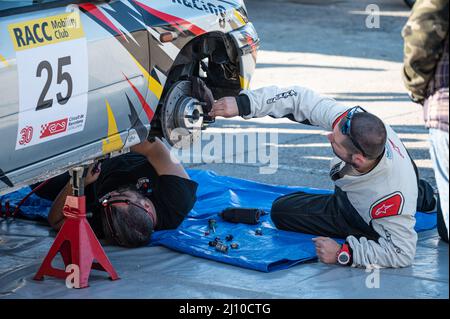 Gros plan de la mécanique de réparation de Renault Clio 16v dans le Rally Sprint RACCC 2 Banque D'Images