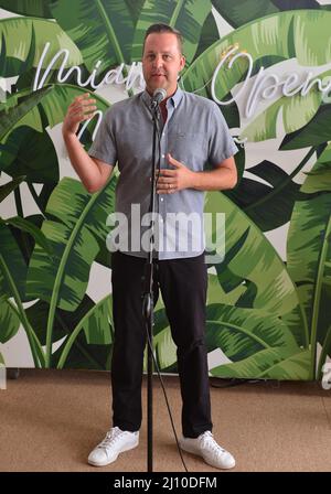 MIAMI GARDENS, FL - MARS 20: Chef des recettes du Hard Rock Stadium Jeremy Walls, parlant à la presse lors de la visite de découverte du site ouvert de Miami 2022 au Hard Rock Stadium présentée par Itaú le 20 mars 2022 à Miami Gardens, Floride. L'Open de Miami 2022 dévoilera les éléments que les fans peuvent s'attendre à apprécier tandis que le tournoi se prépare à accueillir les fans du monde entier. Crédit : MPI10 / MediaPunch Banque D'Images