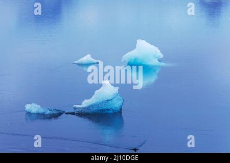 Fonte des glaces dans la lagune de Jokulsarlon, au pied de la calotte glaciaire de Vatnajokull, sur la côte sud de l'Islande. Banque D'Images