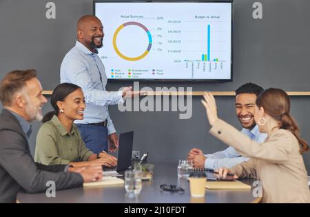 N'importe qui a-t-il des questions ? Photo d'un groupe d'hommes d'affaires ayant une réunion dans une salle de réunion au travail. Banque D'Images