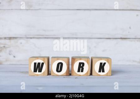 concept de travail écrit sur des cubes ou des blocs de bois, sur fond blanc en bois. Banque D'Images