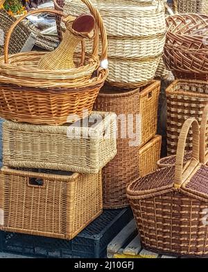 De nombreux paniers et boîtes en osier différents en matériaux naturels, gros plan, le concept de l'emballage écologique. Banque D'Images