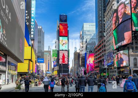 Times Square à la journée à New York Banque D'Images
