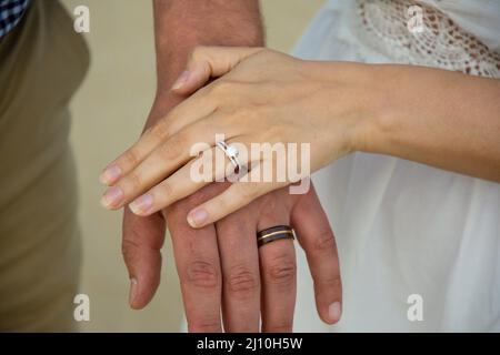 Mariée et marié portant des anneaux de mariage Banque D'Images