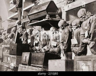 Corps momifiés de moines décédés dans les catacombes de Capuchin de Palerme, Sicile, Italie. Après un travail du photographe italien Giuseppe incorpora vers 1895. Banque D'Images