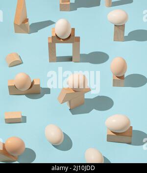 Lumière du soleil tendance motif été fait avec des œufs et des éléments géométriques en bois sur fond bleu clair. Concept architectural minimal. Banque D'Images