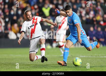 Luis Suarez de l'Atletico de Madrid et Mario Suarez de Rayo Vallecano pendant le championnat d'Espagne la Ligue match de football entre Rayo Vallecano et Atletico de Madrid le 19 mars 2022 à l'Estadio de Vallecas à Madrid, Espagne - photo: Oscar Barroso/DPPI/LiveMedia Banque D'Images