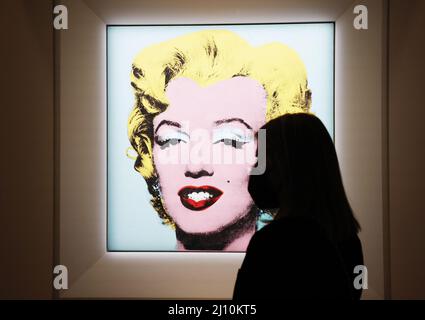 New York, États-Unis. 21st mars 2022. « Hot Sage Blue Marilyn » d'Andy Warhol est exposé après une annonce qu'il sera mis aux enchères chez Christie's le lundi 21 mars 2022 à New York. L'emblématique portrait en soie d'Andy Warhol de Marilyn Monroe, star d'Hollywood, est sur le bloc pour $200 millions, un record demandant le prix de n'importe quelle peinture de 20th siècle. Photo de John Angelillo/UPI crédit: UPI/Alay Live News Banque D'Images