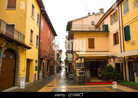 Une rue historique à Lazise sur la rive du lac de Garde à Noël. Dans la province de Vérone, Vénétie, nord-est de l'Italie Banque D'Images