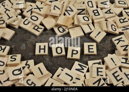 phrase « hope » entourée de lettres sur fond de céramique marron Banque D'Images