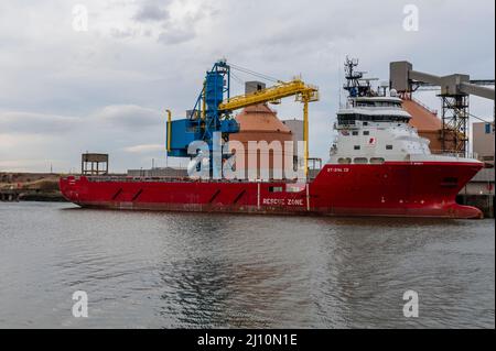 Offshore Tug ' IT Infinity ' amarré dans le port de Blyth, Northumberland, Royaume-Uni Banque D'Images