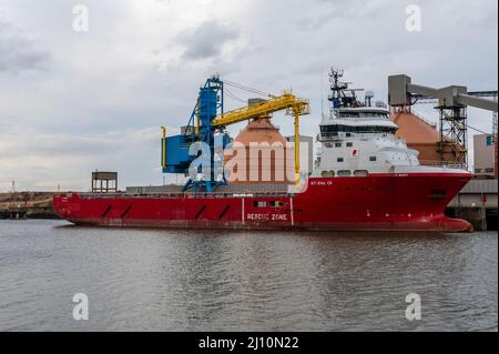 Offshore Tug ' IT Infinity ' amarré dans le port de Blyth, Northumberland, Royaume-Uni Banque D'Images