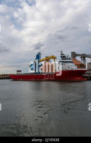 Offshore Tug ' IT Infinity ' amarré dans le port de Blyth, Northumberland, Royaume-Uni Banque D'Images