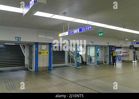 Varsovie, Pologne - 08 décembre 2016 : à l'intérieur de la gare de Varsovie. Accès aux escaliers mécaniques. Banque D'Images