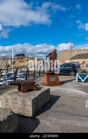 La statue de Coxswain à Seaham Harbour Marina Banque D'Images