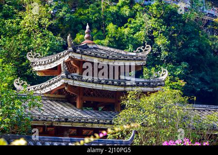 L'architecture ancienne du jardin de style chinois Qiaojiaolou dans les montagnes et les forêts Banque D'Images