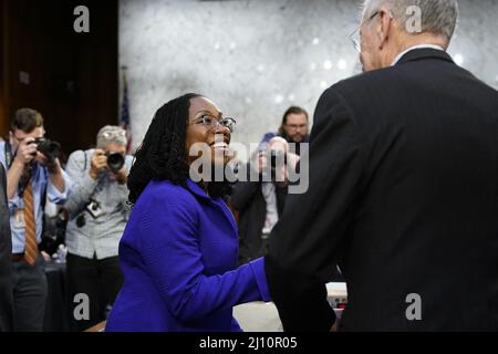 Washington, États-Unis. 21st mars 2022. La candidate à la Cour suprême Ketanji Brown Jackson parle avec le sénateur Chuck Grassley, R-IA, alors qu'elle arrive pour une audience de confirmation de la Commission judiciaire du Sénat à Capitol Hill à Washington DC, le lundi 21 mars 2022. Jackson a été nommé par le président Joe Biden pour occuper le siège du juge Stephen Breyer de la Cour suprême lorsqu'il prend sa retraite cet été. Photo de piscine par J. Scott Applewhite/UPI crédit: UPI/Alay Live News Banque D'Images