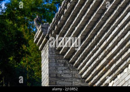 Vue rapprochée du toit en pierre de l'ancien bâtiment chinois Banque D'Images